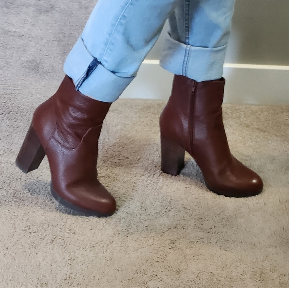 Le Chateau Leather Boots - Picture 1 of 8